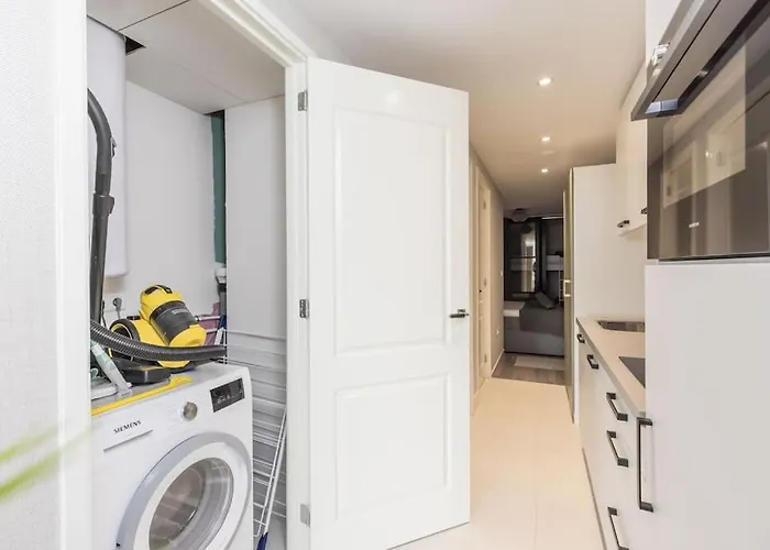 Haya Sieview - 'the Beach' * Den Haag